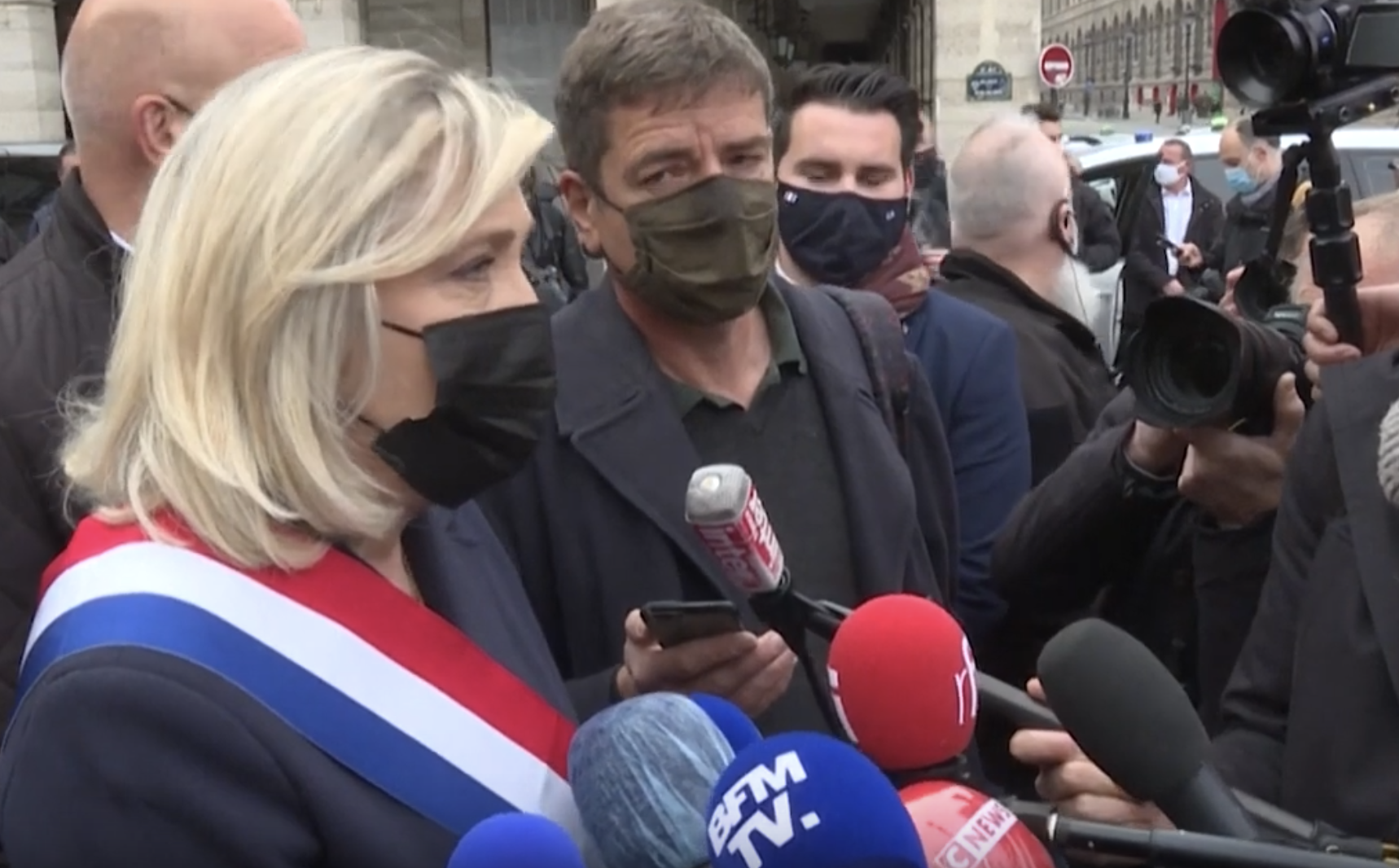 Marine Le Pen prédit un “chaos général” en cas de réélection d’Emmanuel Macron (VIDÉO)