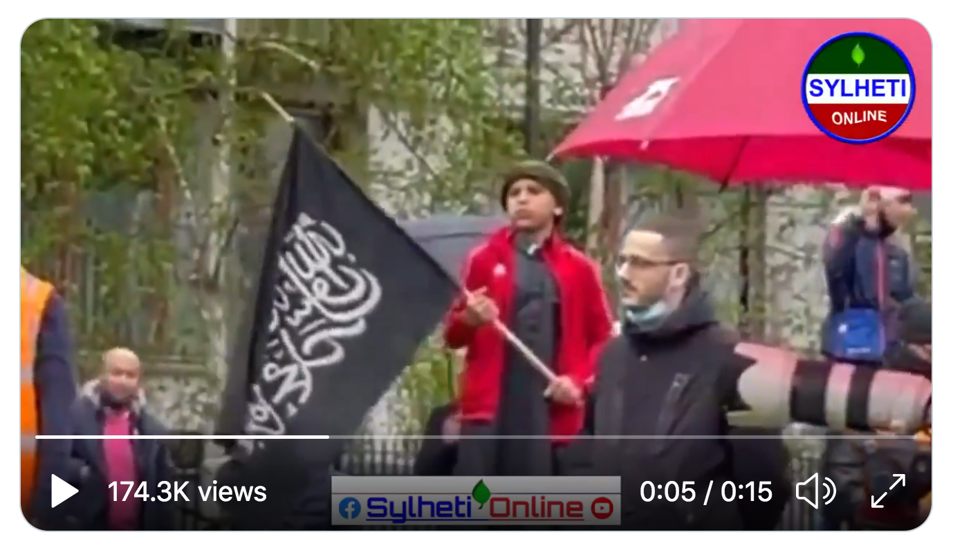 Pendant ce temps à Londres, un gamin brandit le drapeau du jihad islamique lors d’une manifestation… (VIDÉO)