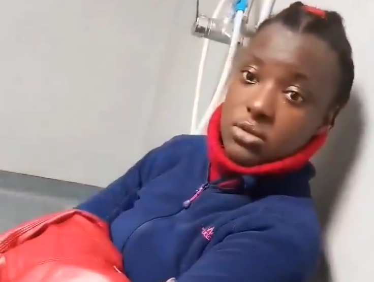 Drôle : Une Africaine montre à la police un passeport avec une photo de femme européenne et explique c’était “il y a longtemps” (VIDÉO)