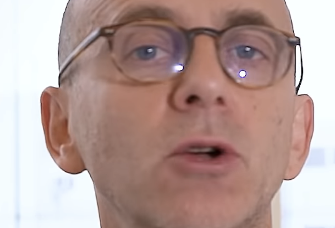 Regardez le directeur scientifique de l’institut Pasteur, Olivier Schwartz, nous expliquer doctement en mars 2020 que le Covid n’a pas été créé en laboratoire, et que l’affirmer, c’est être complotiste (VIDÉO)