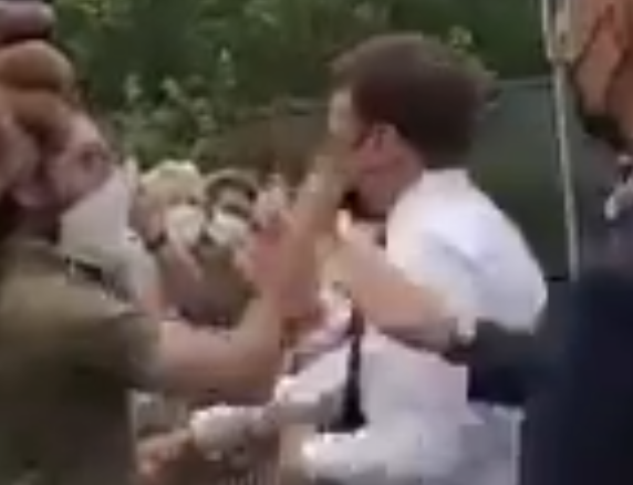 Emmanuel Macron giflé aux cris de “Montjoie ! Saint-Denis, à bas la macronie !” (VIDÉO)