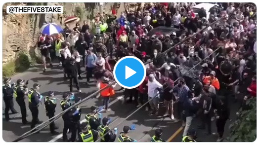 Tyrannie sanitaire en Australie : les habitants de Melbourne manifestent et enfoncent une ligne de police (VIDÉO)
