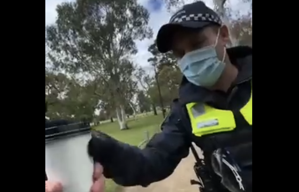 Australie : les flics vérifient si votre gobelet est encore rempli de café dès que vous ne portez pas le masque en plein air (VIDÉO)