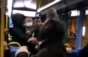 Un homme demande à un individu d’arrêter de fumer à côté d’un bébé dans le tramway et se fait agresser par un immigré arabo-musulman (VIDEO)