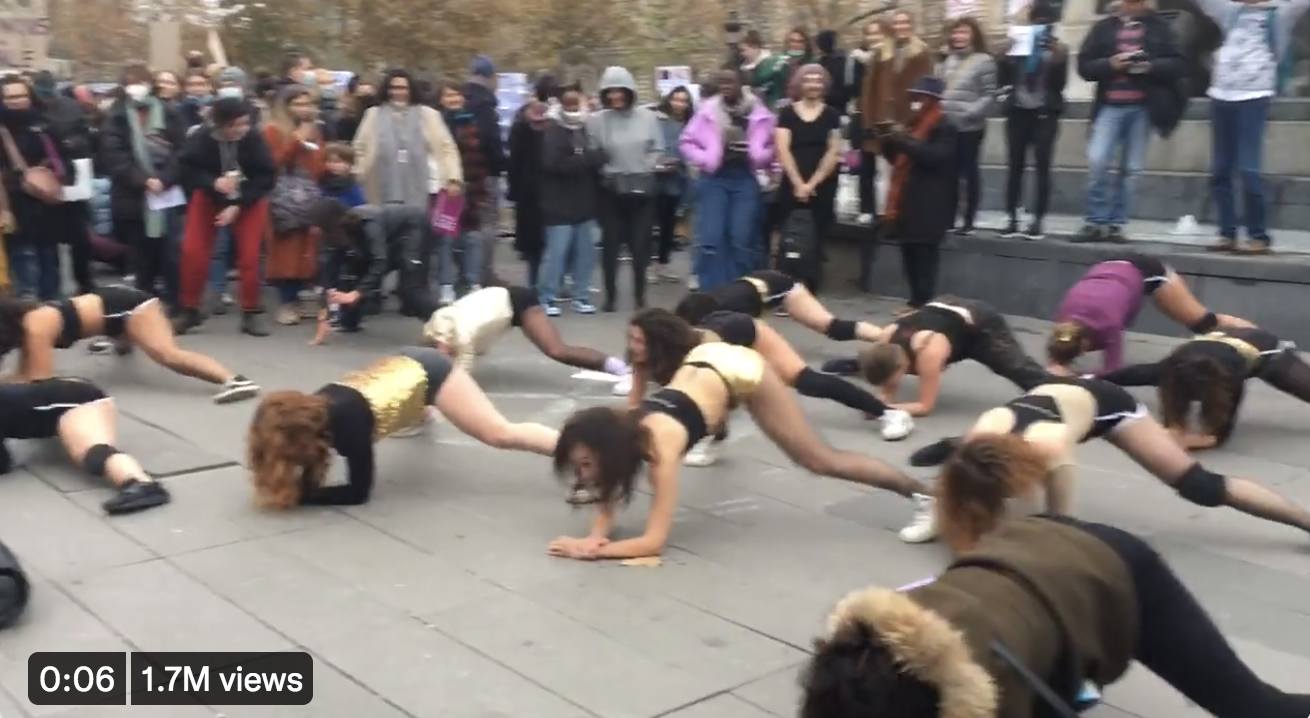 Ces idiotes de féministes ne le savent pas mais le “twerk” fut inventé par les femelles gorilles en chaleur afin de manifester aux mâles leur volonté de copuler… (VIDÉO)