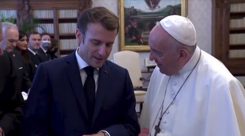 Rencontre entre deux liquidateurs : le président Emmanuel Macron et le pape François
