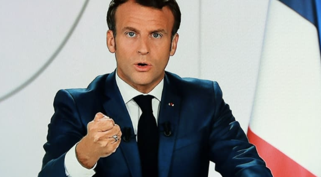 Emmanuel Macron veut forcer les Français à se faire piquer en rendant obligatoire un pass vaccinal pour aller travailler