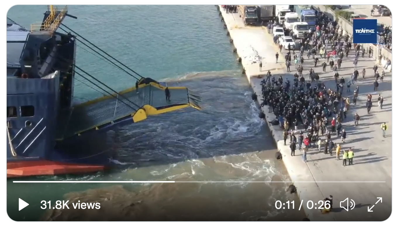 Des Grecs bloquent l’amarrage d’un navire transportant les engins de construction d’un centre pour immigrés (VIDÉO)