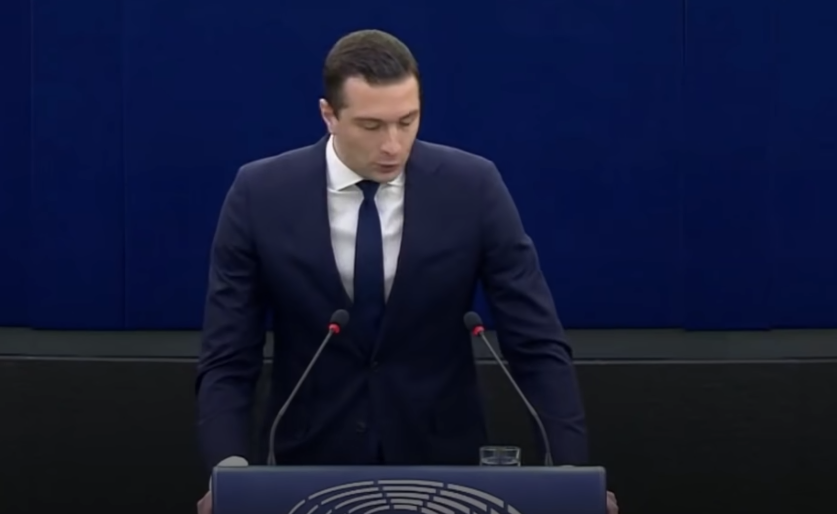 Jordan Bardella interpelle Emmanuel Macron au Parlement européen (VIDÉO)