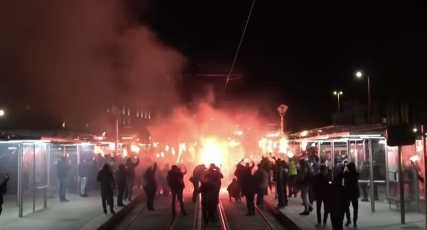 Nantes : tandis que l’oligarchie prive de libertés les non-vaccinés, 500 demeurés antifas manifestent “contre le fascisme” et saccagent le centre-ville (VIDÉO)