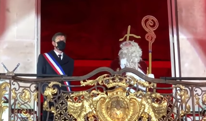 Nancy : Saint Nicolas se fait huer pour son discours de propagande sur le Covid (VIDÉO)