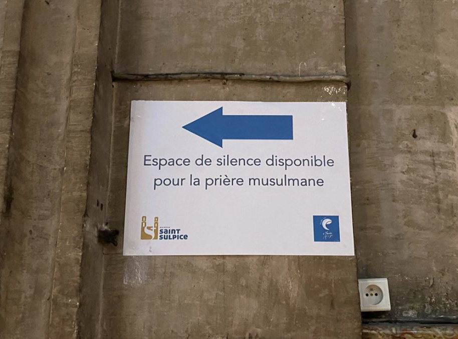 Scandale : À Saint Sulpice, la plus grande église du diocèse de Paris avec Notre-Dame, il y a un espace pour la prière musulmane… (PHOTO)