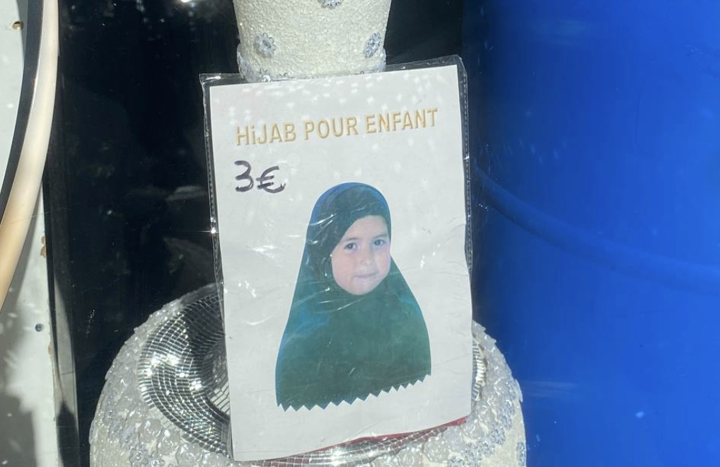 Vu à Barbès (Paris) : des hijab pour fillettes à 3 euros