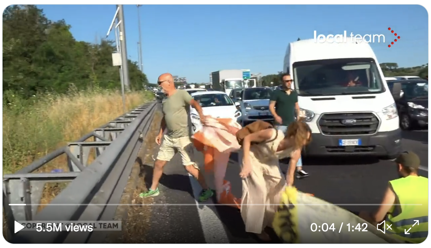 Des automobilistes italiens dégagent les sales gauchistes d’Extinction Rébellion qui tentent de bloquer la circulation automobile (VIDÉOS)