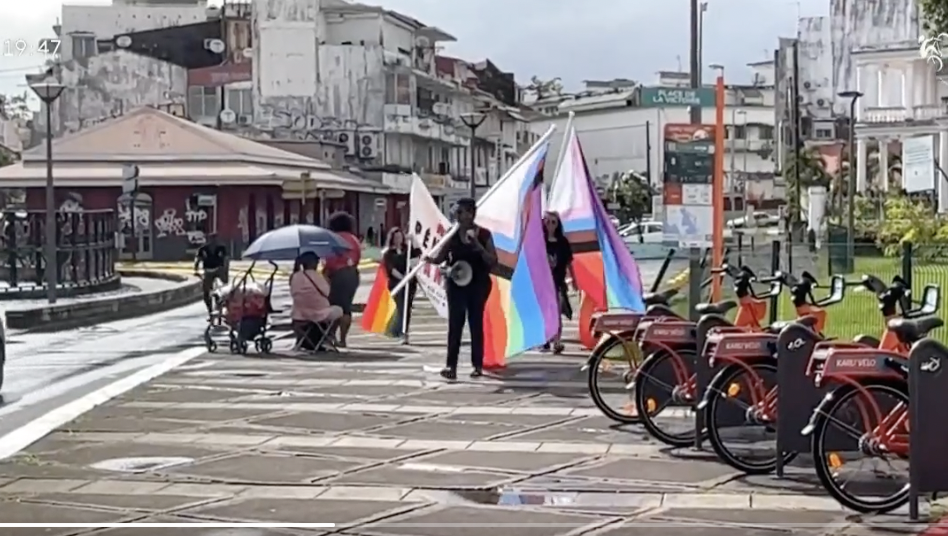 Première gay pride de Guadeloupe : seulement quatre lesbiennes au rendez-vous, France Télévisions leur consacre un reportage d’une minute trente