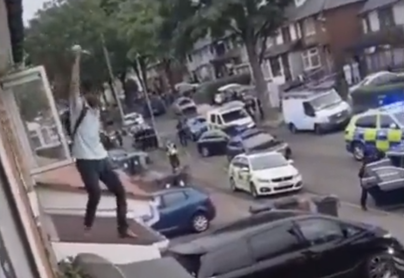 Birmingham (Angleterre) : un musulman de l’Amour cherche à suriner des policiers en hurlant “Allahu Akbar” (VIDÉOS)