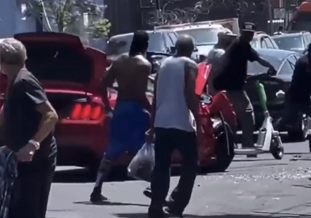 Accident de la circulation à Los Angeles : des Noirs commencent à dévaliser la voiture, le conducteur s’enfuit et a un autre accident avant de se faire tabasser (VIDÉO)