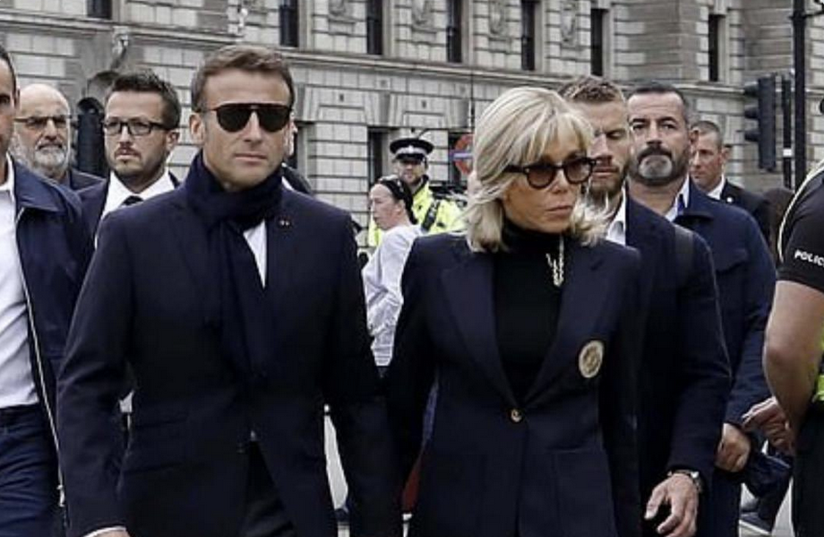Emmanuel Macron en baskets et lunettes de soleil pour rendre hommage à la reine Elizabeth II d’Angleterre