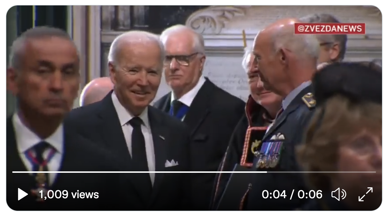 Le président des États-Unis lors de la cérémonie funèbre de la Reine Elizabeth II : hilare (VIDÉO)