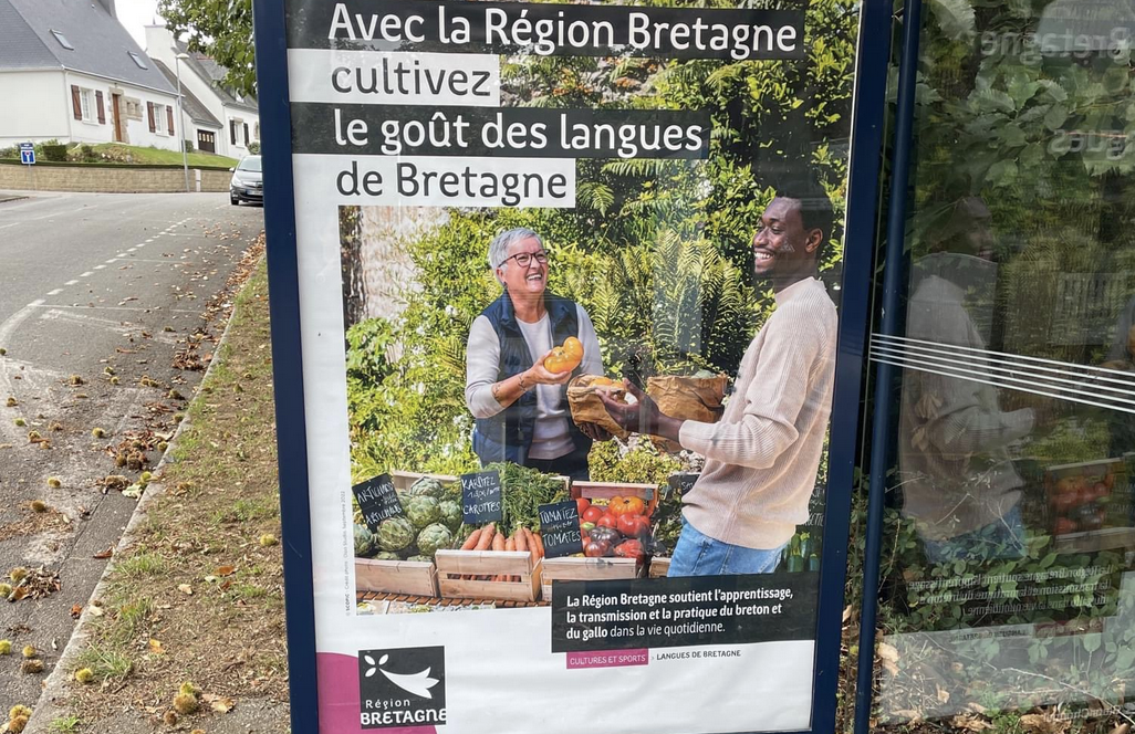 Un Africain sur la nouvelle affiche de la région Bretagne pour promouvoir Le Breton et le Gallo…
