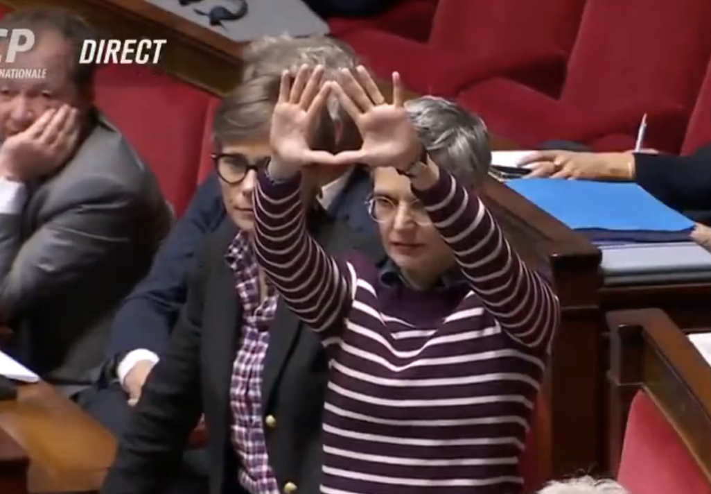 Quand Sandrine Rousseau tente d’entraîner les députés NUPES à faire un signe féministe représentant un sexe… Mais que c’est un flop ! (VIDÉO)