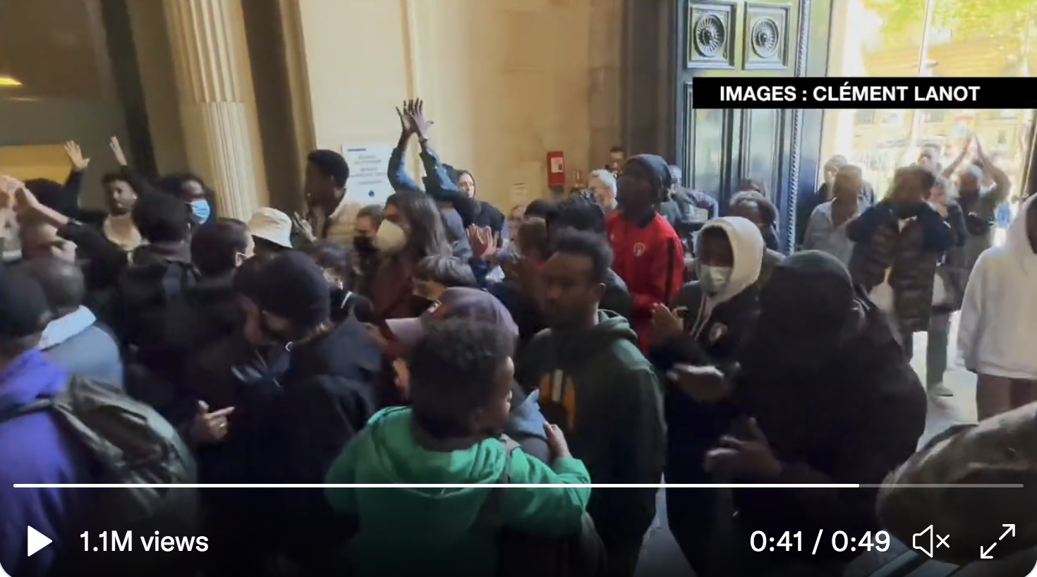L’Hôtel de Ville de Paris envahi par des dizaines d’immigrés clandestins… qui obtiennent finalement gain de cause (VIDÉO)