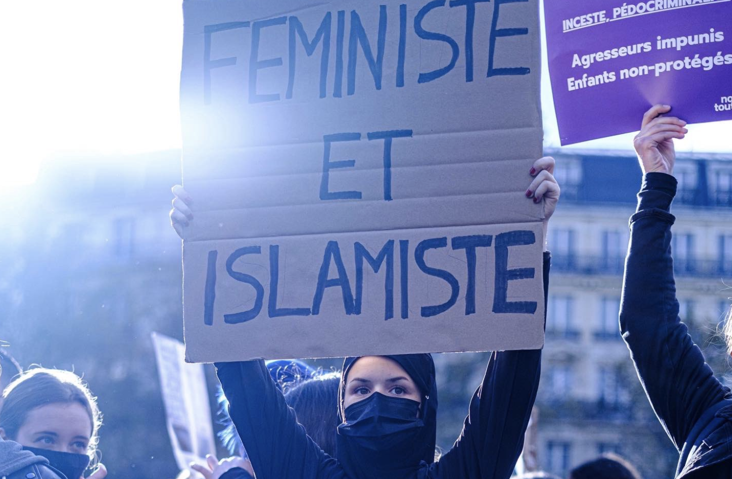 Le collectif Nemesis se déguise en “féministes islamistes” et participe tranquillement à un rassemblement féministe (VIDÉO)