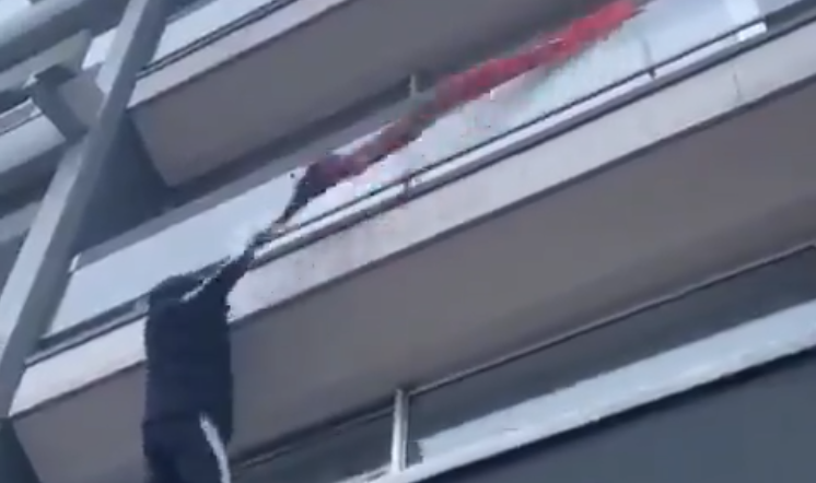 Belgique : Acclamé par la foule, un supporter marocain grimpe chez un Belge arracher son drapeau belge (VIDÉO)