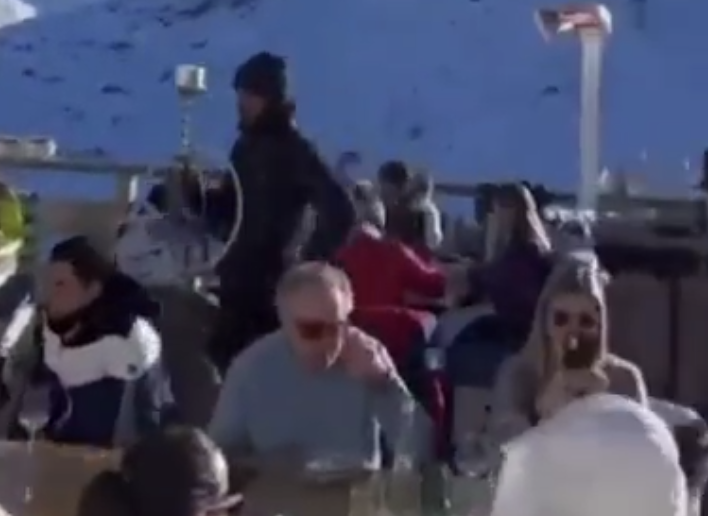 Toute la terrasse du restaurant Bagatelle à Courchevel occupée par des Ukrainiens fêtards pendant que des Français idiots combattent pour l’Ukraine dans le froid ou cotisent pour les dépenses militaires de Volodymyr Zelensky (VIDÉOS)