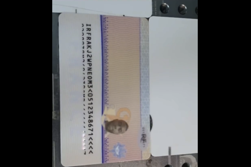 Les trafics de fausses cartes de séjour en France se multiplient sur Facebook… en toute impunité (VIDÉO)
