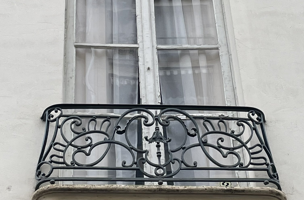 L’une des dernières croisées du XVIIIe siècle rescapée du désastre de la rénovation thermique, rue du Cherche-Midi (PHOTO)