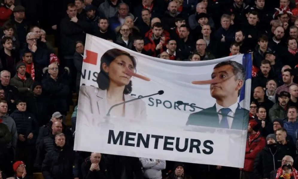 Lors d’un nouveau match Liverpool/Réal Madrid, des supporters anglais traitent Gérald Darmanin et Amélie Oudéa-Castéra de “menteurs” (PHOTO)