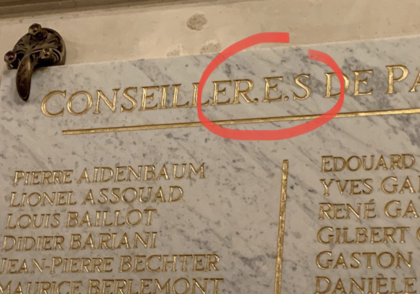 Wokisme : La mairie de Paris tente de graver l’orthographe dite inclusive dans le marbre, l’Association Francophonie Avenir dépose plainte
