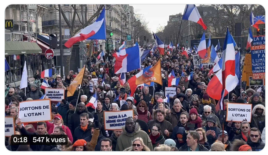 Paris : Des milliers de Français manifestent pour la sortie de l’OTAN dans l’indifférence médiatique générale (VIDÉO)