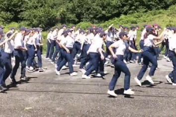 Bientôt obligatoire ? Le service national universel où l’on apprend à danser comme en Afrique rappelle à Sandrine Rousseau “les heures les plus sombres” à cause de l’uniforme… (VIDÉO)