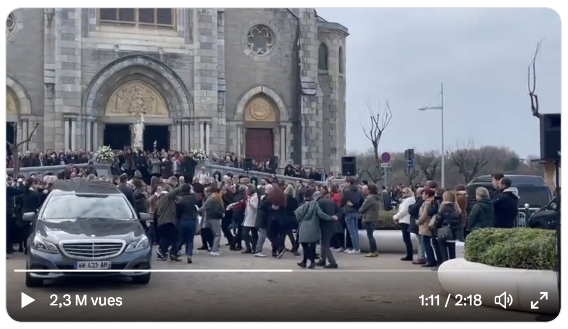 Obsèques d’Agnès Lassalle, l’enseignante tuée à Saint-Jean-de-Luz : après les marches blanches inutiles, le bal dansant à la sortie de l’église… (VIDÉO)