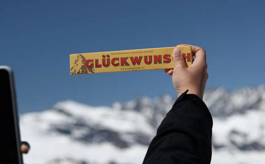 La barre Toblerone contrainte d’effacer le Cervin de son emballage après sa décision de délocaliser la production de sa barre chocolatée en Slovaquie
