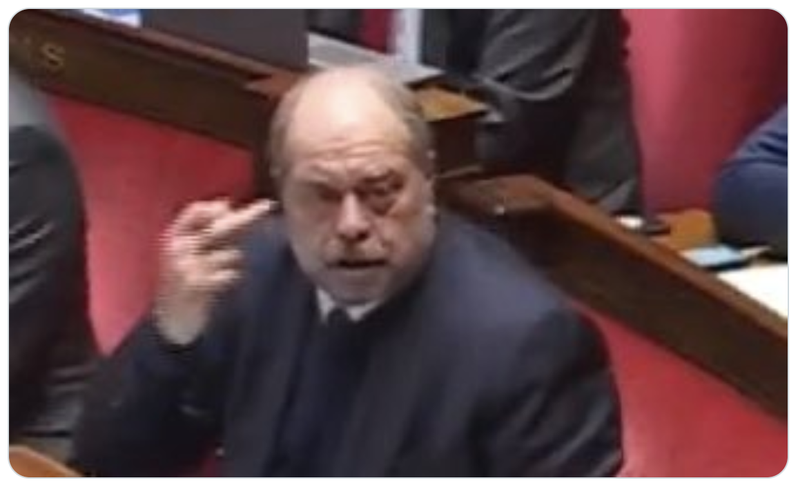 Le ministre de la Justice Éric Dupond-Moretti adresse des bras d’honneurs au président du groupe LR Olivier Marleix qui venait de rappeler sa mise en examen pour prises illégales d’intérêt (VIDÉO)