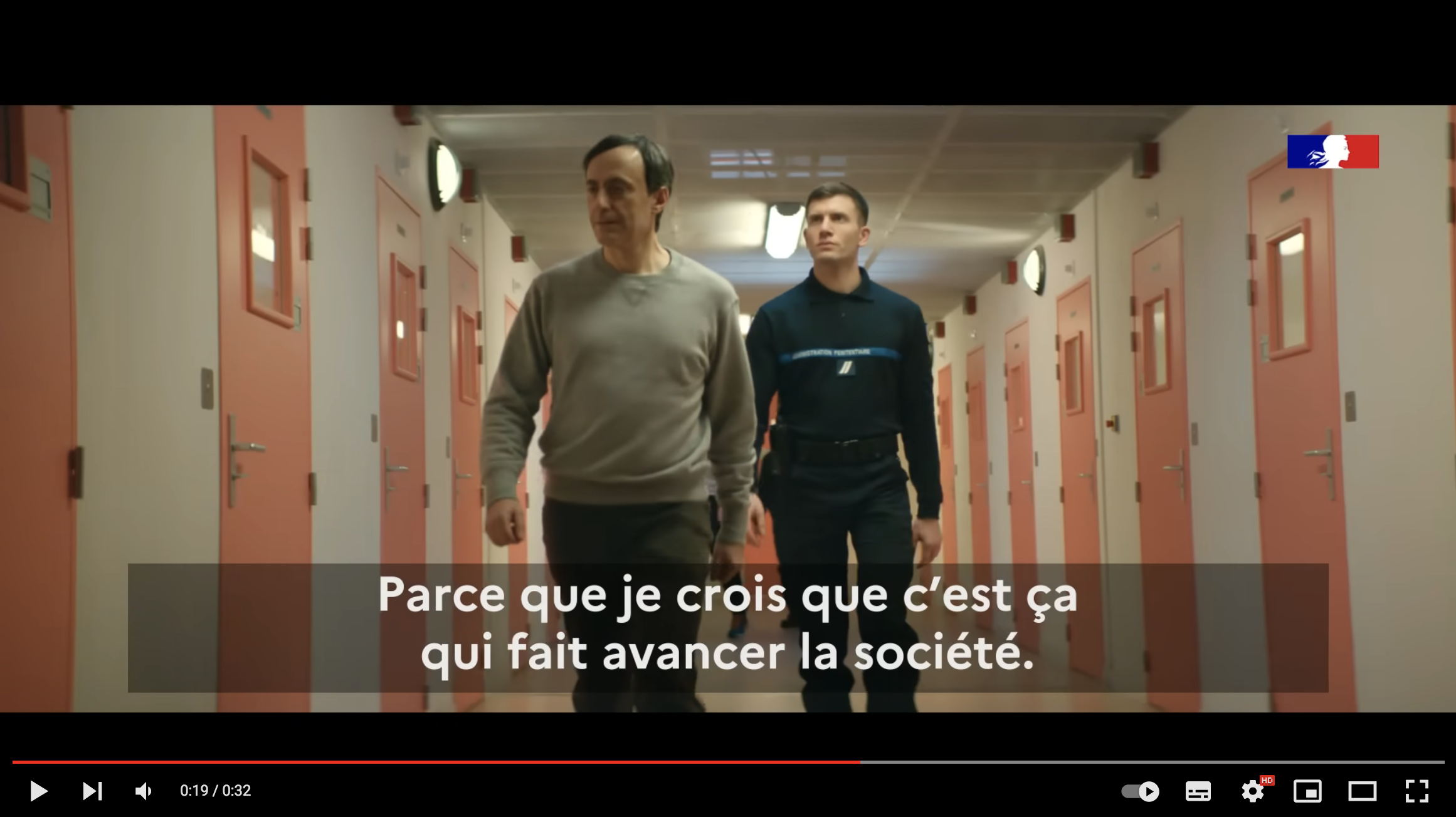 Pour vous convaincre de devenir surveillant pénitentiaire, l’État vous fait croire qu’il n’y a pas de Noirs et d’Arabes en prison (VIDÉO)