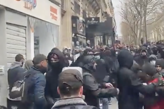 Deux journalistes de “C dans l’air” violemment agressés par des antifas en marge de la manifestation du 28 mars (VIDÉO)