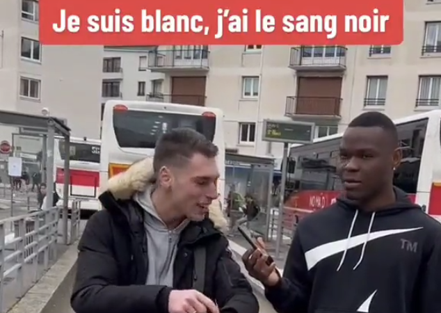 Un Français vivant dans un quartier africain en France : “Je suis blanc mais je traîne pas avec les blancs, je les aime pas les blancs, moi tu vois, mon sang il est noir, t’as capté ?” (VIDÉO)