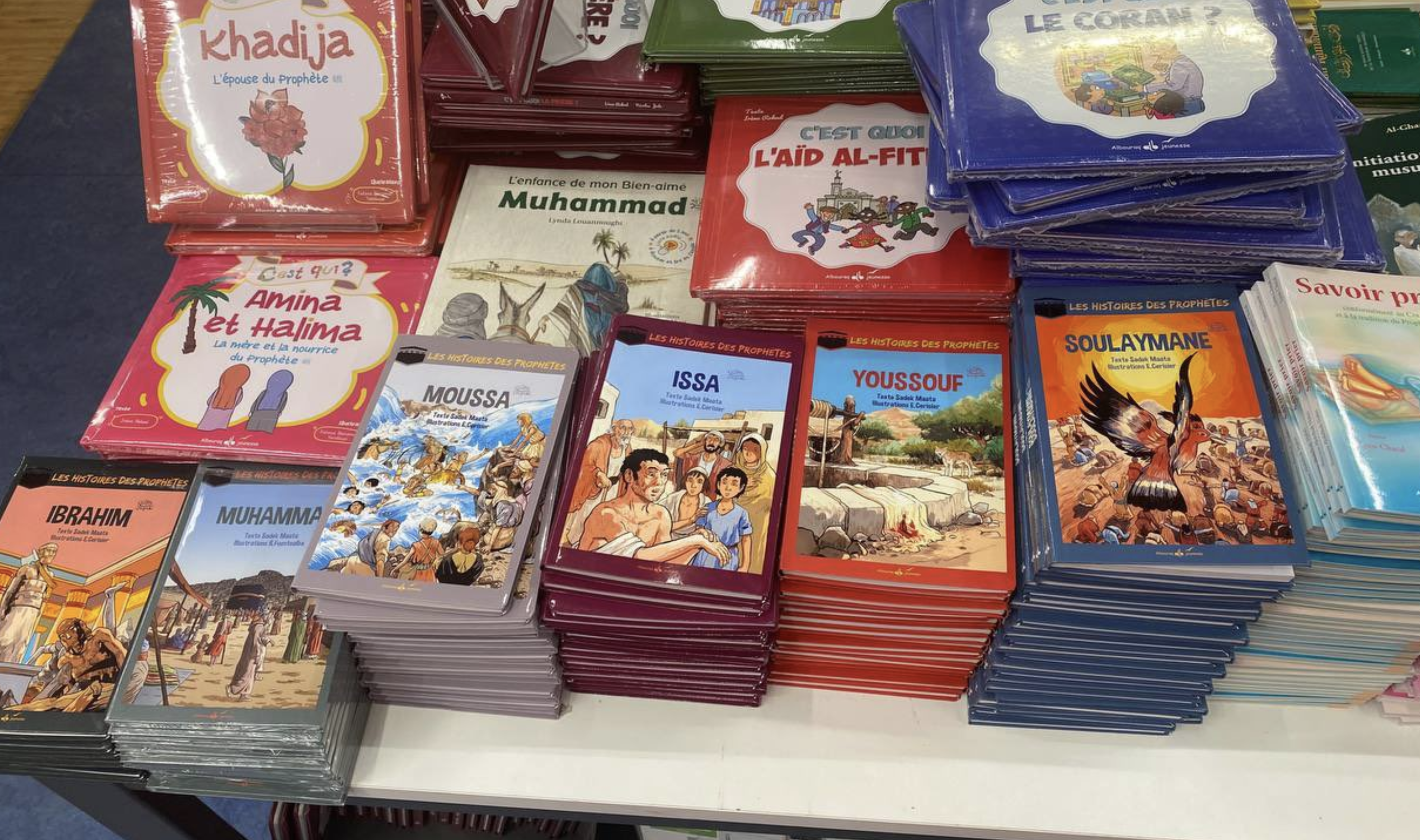 Le magasin Cultura de La Défense près de Paris est désormais transformé en libraire islamique…