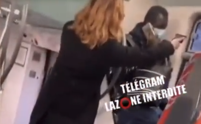 Un Africain parle fort au téléphone et dérange tout le monde dans le wagon, une femmes est obligée de sortir sa carte de police (VIDÉO)