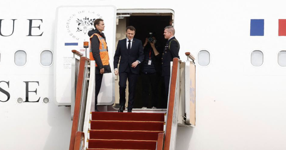 Emmanuel Macron accueilli à sa descente d’avion seulement par Qin Gang, le vice-ministre chinois des Affaires étrangères…
