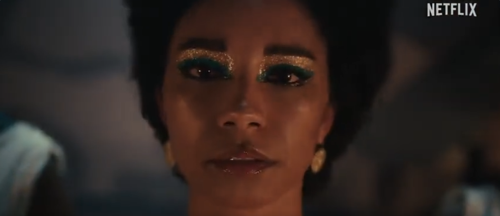 Dans la nouvelle série Netflix “Queen Cleopatra”, Cléopâtre est interprétée par une actrice noire alors qu’elle était grecque (VIDÉO)