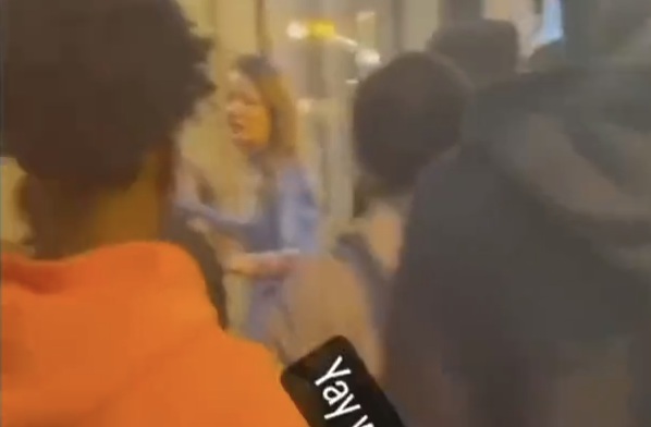 Mieux vaut ne pas être une jeune femme blanche à Chicago (VIDÉO)
