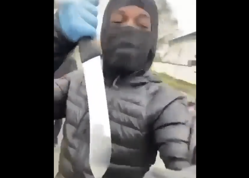En Irlande, des immigrés africains se promènent fièrement avec leur machette (VIDÉO)