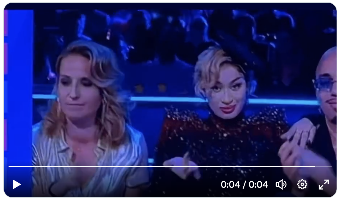 La chanteuse maroco-canadienne La Zarra qui représentait la France lors de l’Eurovision ce samedi a adressé un doigt d’honneur en découvrant les points du public… (VIDÉO)